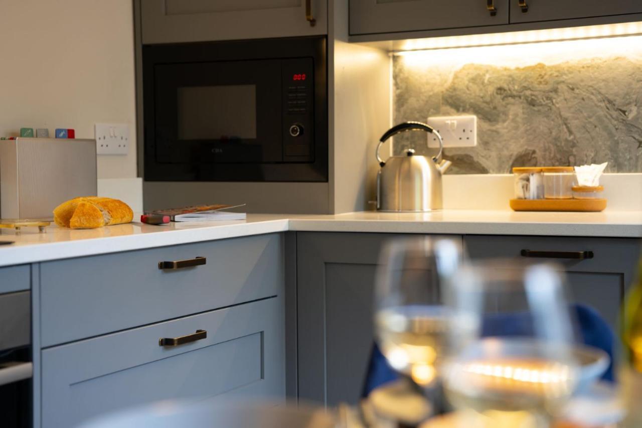 Spacious - Contemporary 2Br Apartment - Central Ambleside - Parking Екстериор снимка