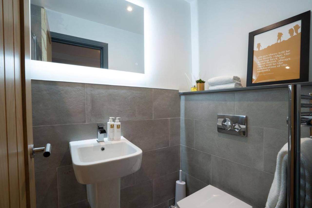 Spacious - Contemporary 2Br Apartment - Central Ambleside - Parking Екстериор снимка