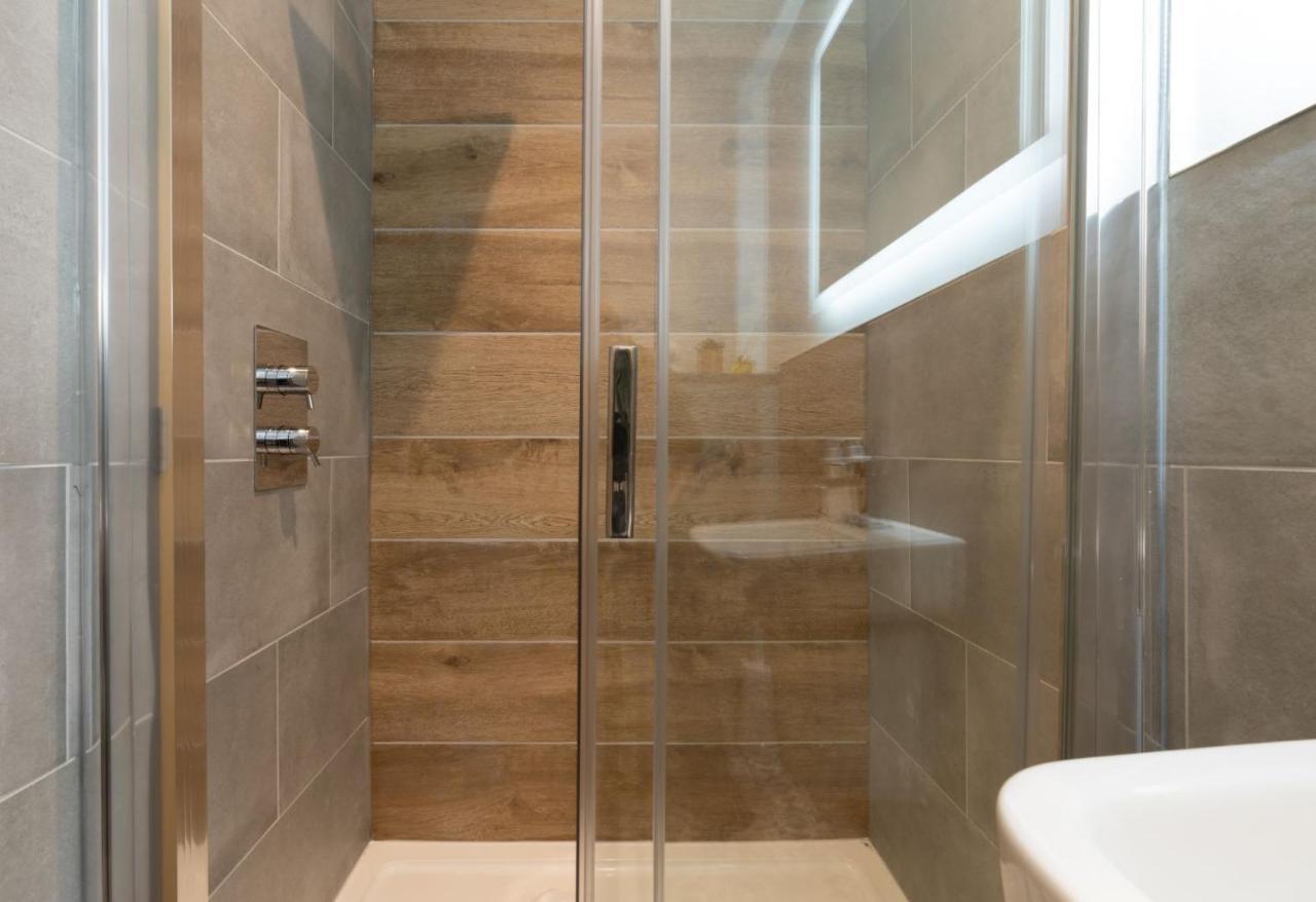 Spacious - Contemporary 2Br Apartment - Central Ambleside - Parking Екстериор снимка