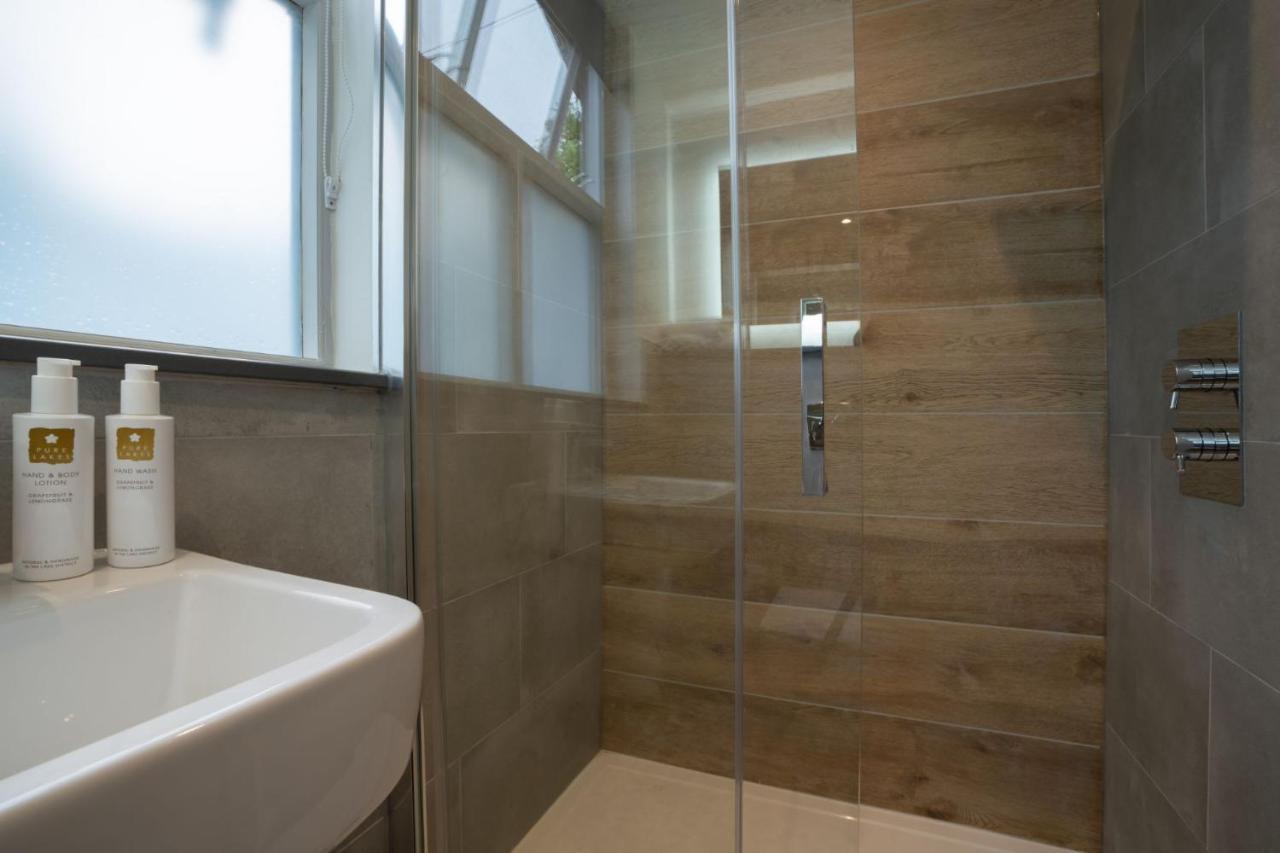 Spacious - Contemporary 2Br Apartment - Central Ambleside - Parking Екстериор снимка