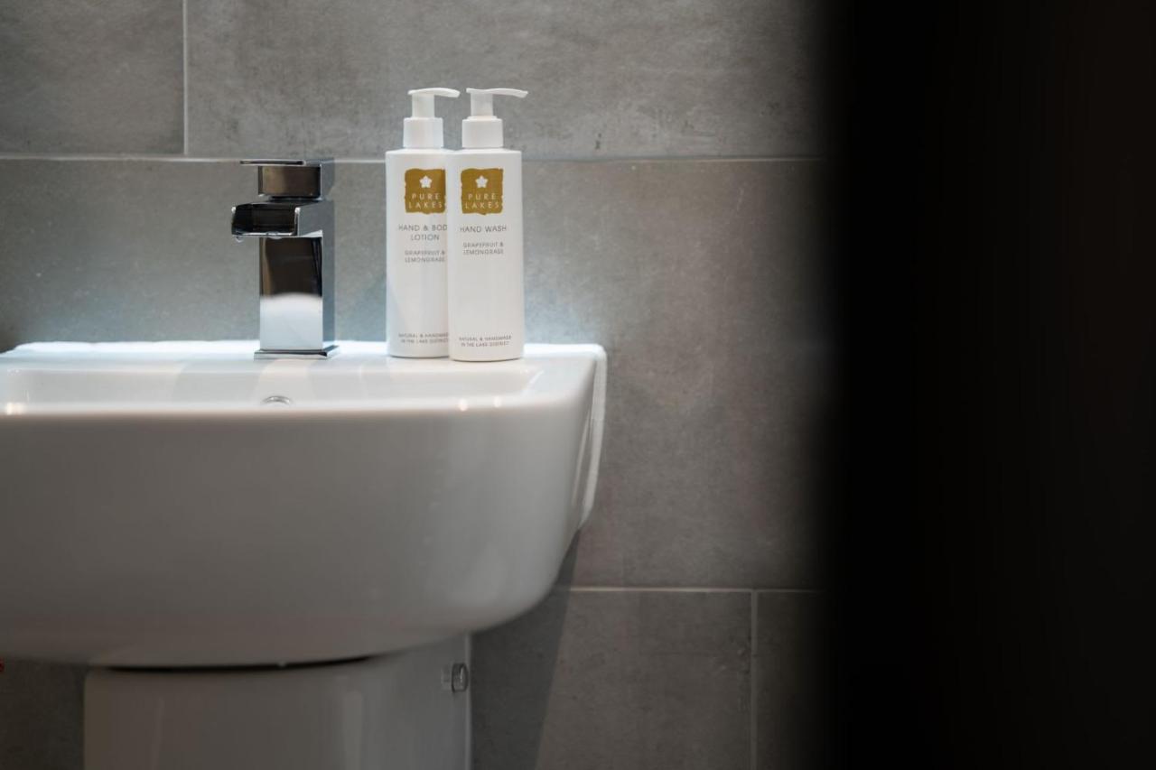 Spacious - Contemporary 2Br Apartment - Central Ambleside - Parking Екстериор снимка